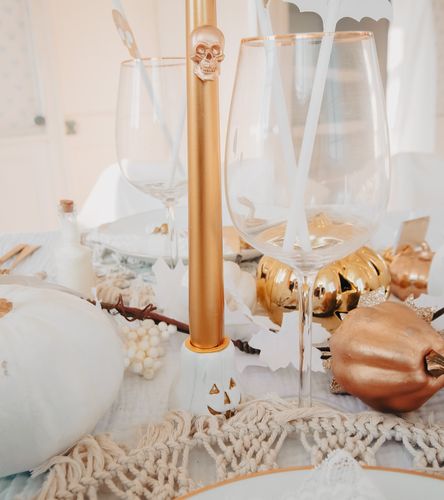 Castiçal Abóbora Resina Branca e Dourada 5,5x5,5cm