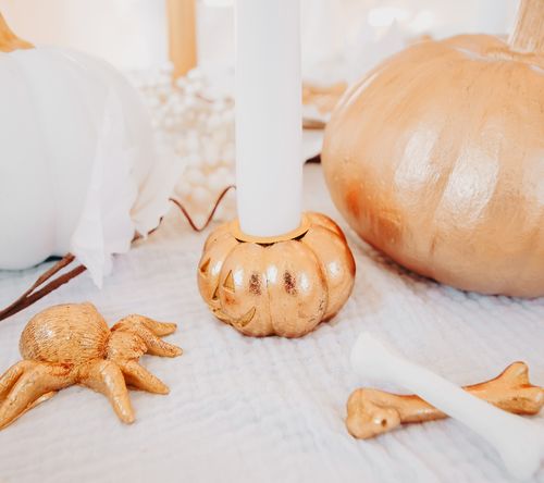 Castiçal Abóbora Resina Dourada 3,7x6cm